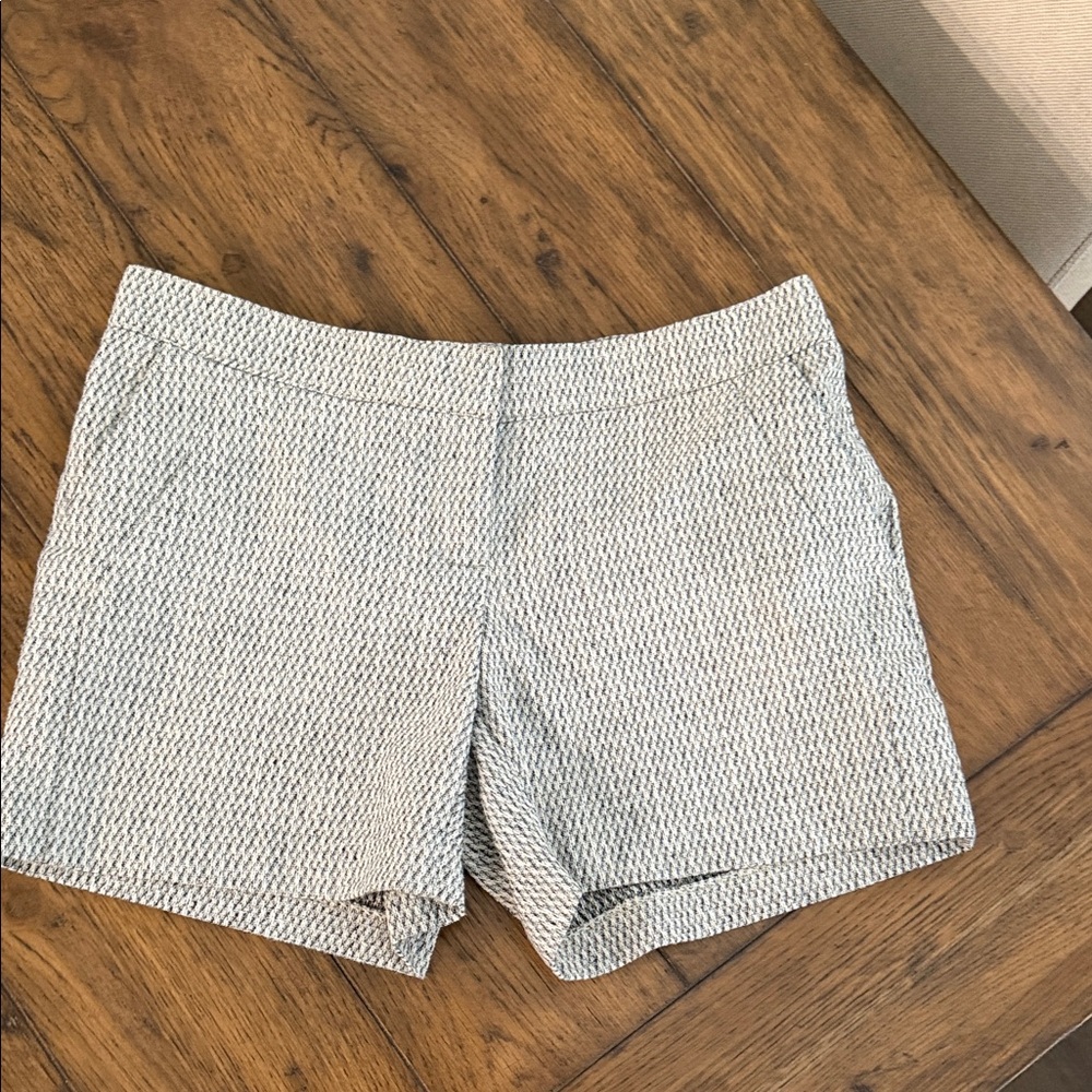 Mid Waist Shorts in Black and White Textured Pattern Size 2